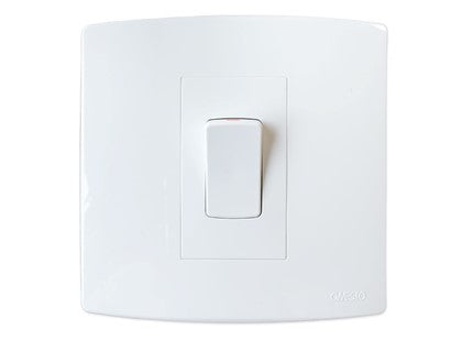 ONESTO TRINITY RANGE     4X4 45A 2P White Isolator